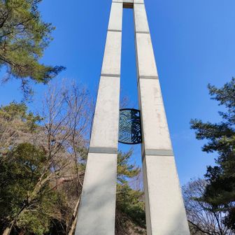 　　　平和都市宣言
ふるさと太田は、先の大戦による空襲で多くの大切な命と財産を失いました。

その焦土の中から市民は立ち上がり、知恵を出し合い、努力を重ねて、今の太田市を築いてまいりました。

しかし、今もなお世界各地においては武力戦争が後を絶たず、とりわけ核兵器の存在は、あらゆる生命に対する大きな脅威になっています。

私達は、戦争の恐ろしさを風化させることなく、この平和な社会と美しいふるさと、輝かしい未来を子どもたちに引き継いでいかなければなりません。

戦後七十年を迎え、あらためて平和の大切さを深く認識し、再び戦争による惨禍を繰り返さず、夢と希望のもてるまちづくりのために歩み続けることを誓うとともに、すべての核兵器の廃絶を願い、太田市は、ここに「平和都市」を宣言します。

平成28年６月２４日
太田市

とあり、平和のシンボルとして建てられたのでしょう...。🙏✨