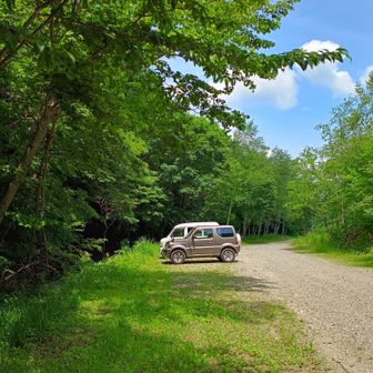 駐車場に到着！お疲れ様でしたー！😆
荒海山は数字だけでは計り知れない登りごたえのある山だった。頂上付近からの眺めは抜群に良かったが雲が多めで遠くの山をはっきりと見ることが出来なかったので、いつか快晴の日を狙って再訪してみたいお山となりました😆


汗をかいたのでTシャツ、アンダーシャツ、靴下を交換して登山靴からランシューズに履き替えて自動車に乗り、このあと登る松倉山の登山口にナビをセットすると所要時間2時間にびっくり😱ﾏｼﾞﾃﾞ　途中のコンビニで買い食いしながらのんびりと松倉山へ移動🚙💨
https://yamap.com/activities/49133854