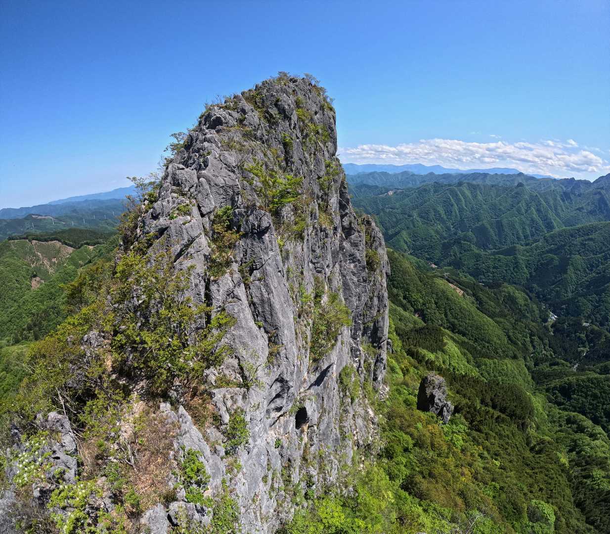 1枚前で友人が写っていた場所から山頂を撮った写真です📸
こうしてみるとマジでイカれた形してます🤪