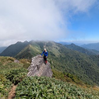 スリルある岩の上でヤッホー