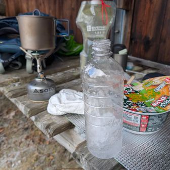 丸山荘の軒先を借りて昼飯　＆　道中　早々に凍ってしまったペットボトルのドリンクをお湯で戻します。
