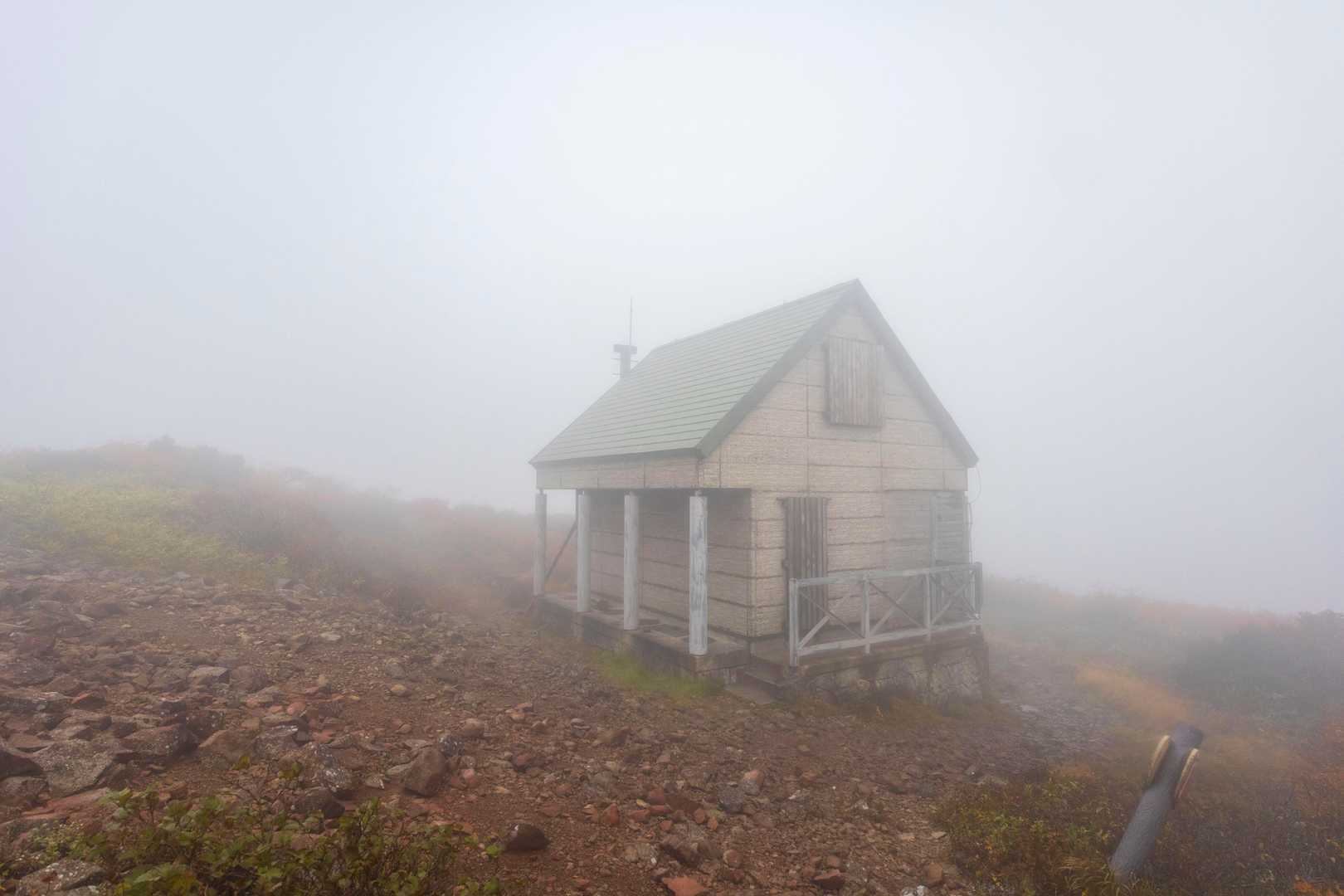 山頂の避難小屋。