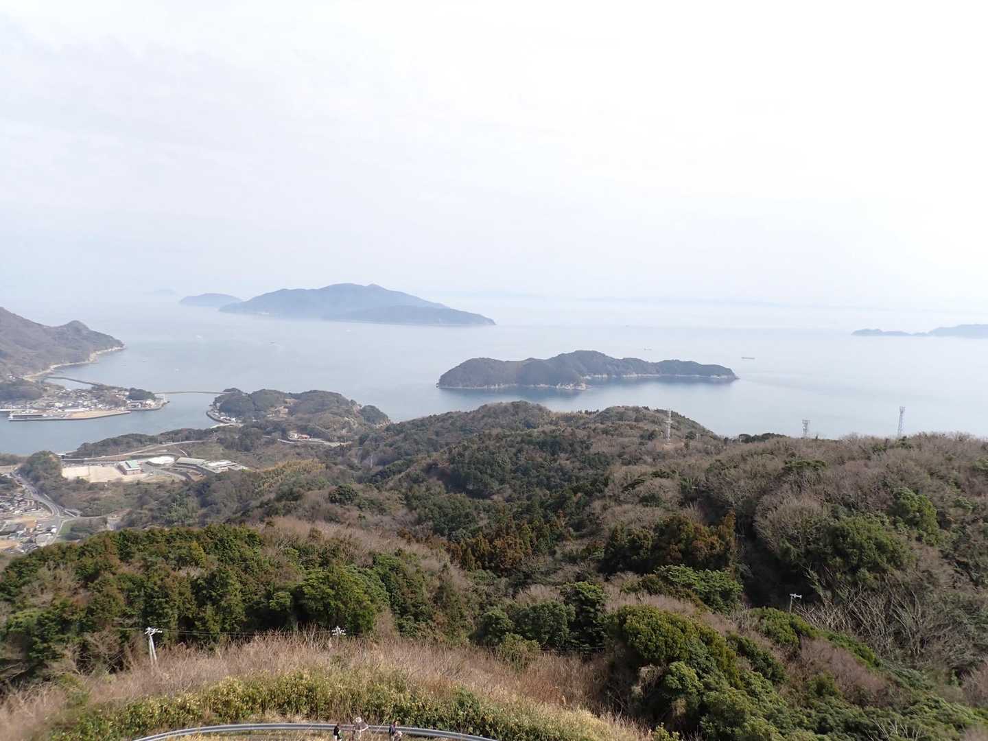 奥に薄ら見える佐田岬半島