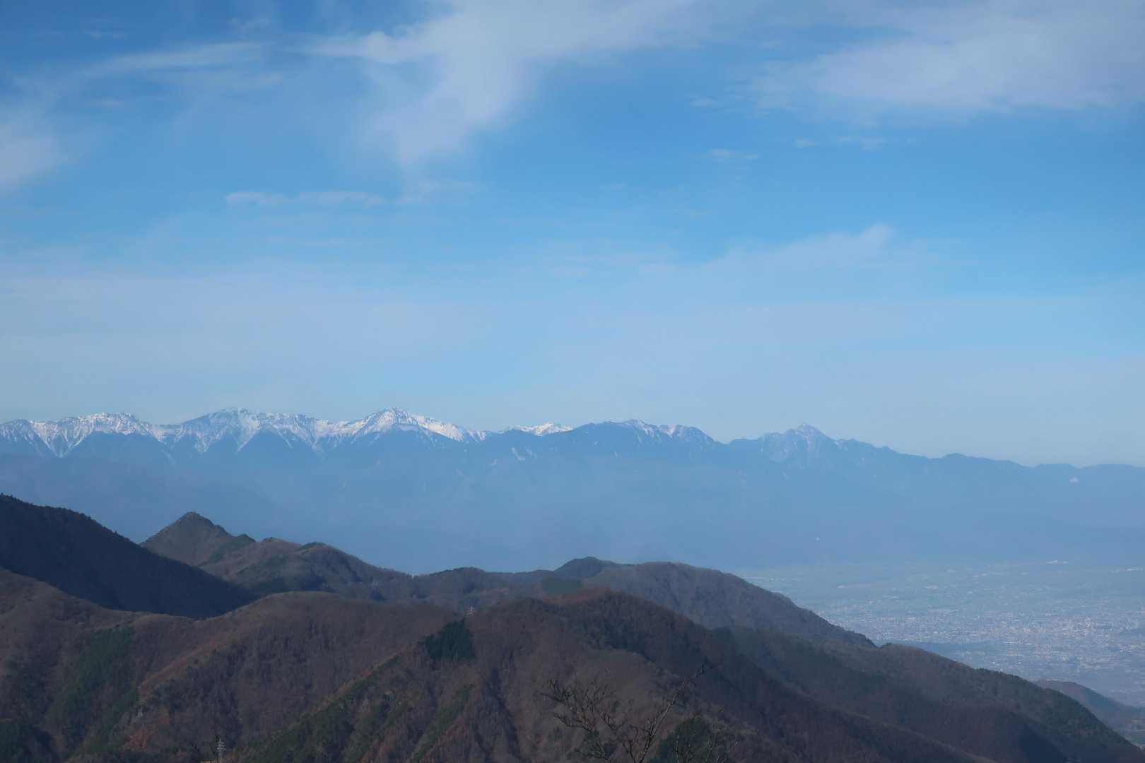 南アルプス。
左から農鳥岳・間ヶ岳・北岳・中央奥に仙丈ヶ岳・鳳凰三山・甲斐駒ヶ岳。
手前中央は御坂山。