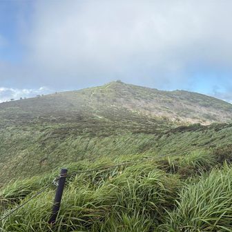 手前のピークから見た扇ヶ鼻山頂
