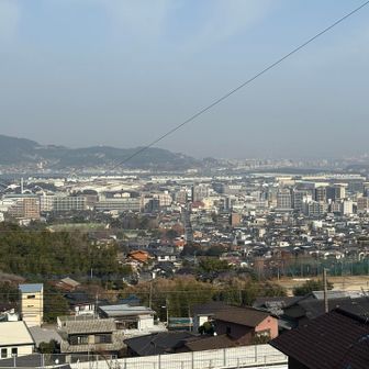 花尾山の麓をテクテク歩く。
この辺は眺望がいい。