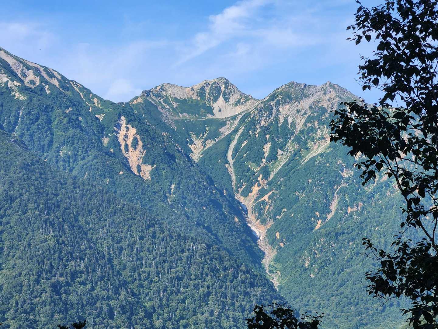 左側に見えていたのは⛰️「針ノ木岳」「蓮華岳」「スバリ岳」だと思われます⁉️。
"山の名前音痴"の私にはよく分からず😝…。