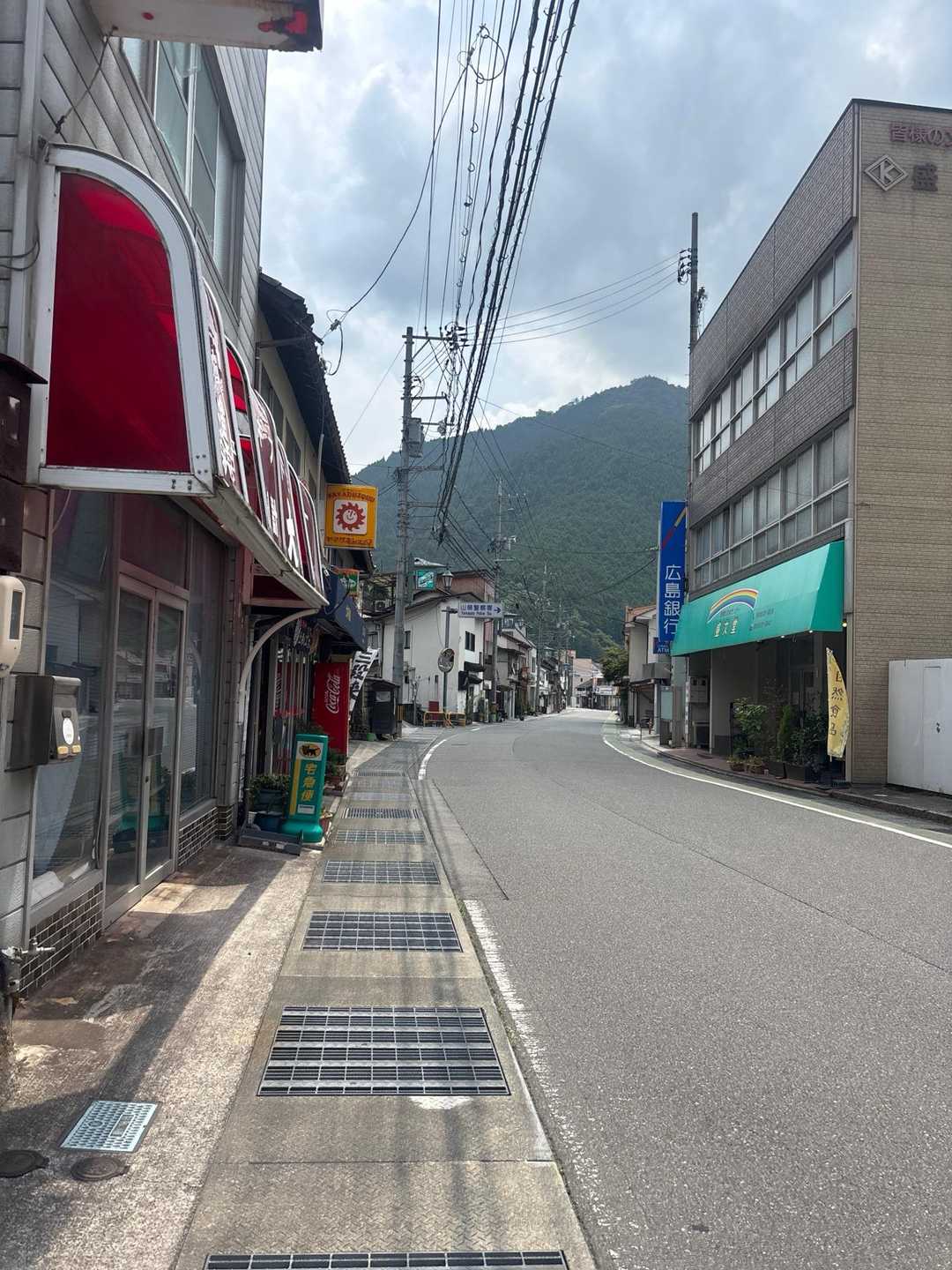 安芸太田町加計のメインストリートに戻って来ました。多分気温は37℃前後ありそうです🥵
