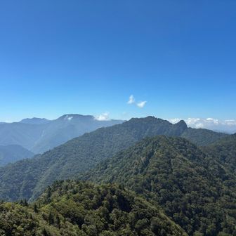 日本岩からの眺望
日本岩に到着した頃から、北から雲が流れ込んできた。
金剛山や大天井岳方面は曇りがち。