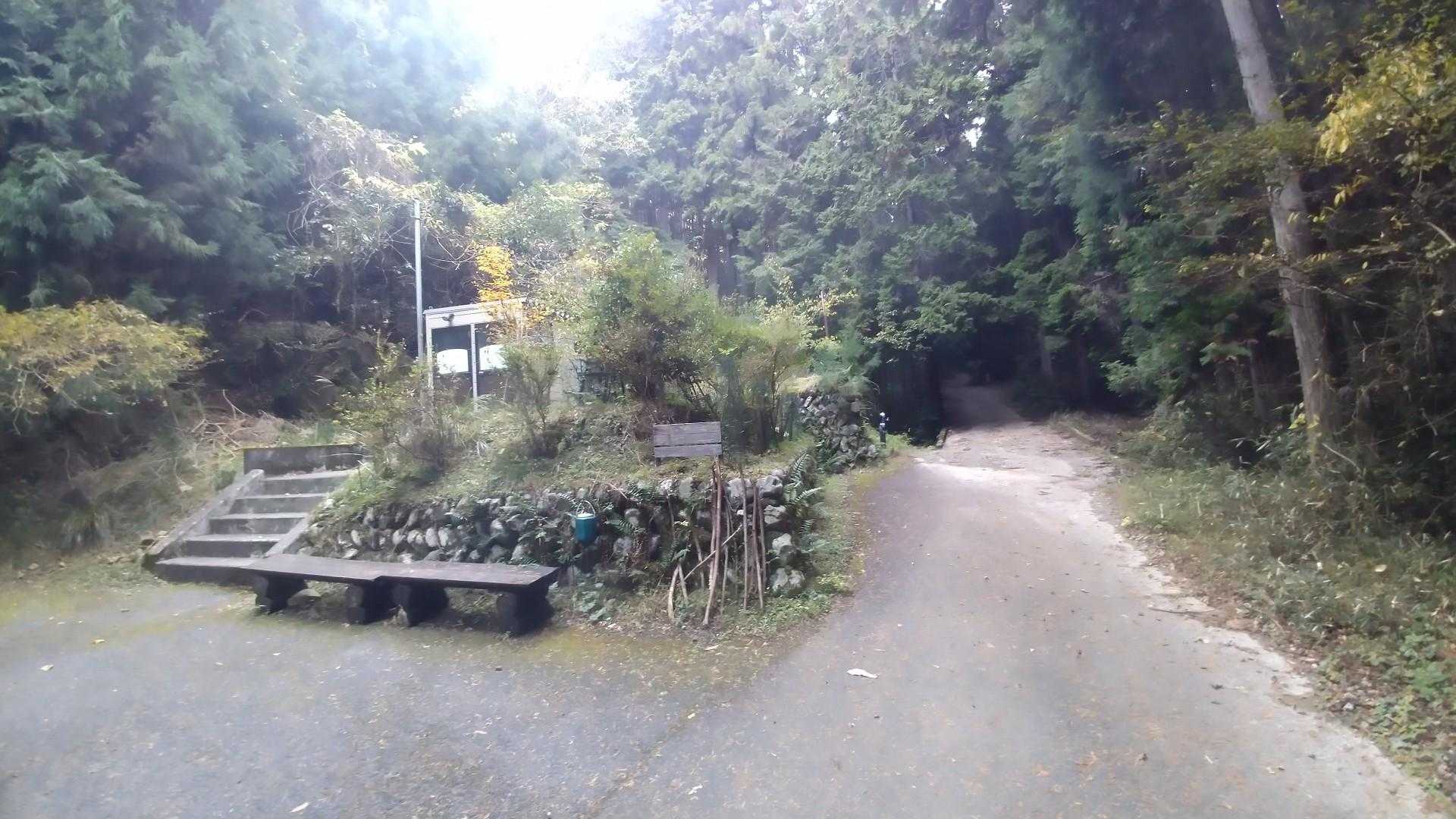 登山口に駐車場とバイオトイレ