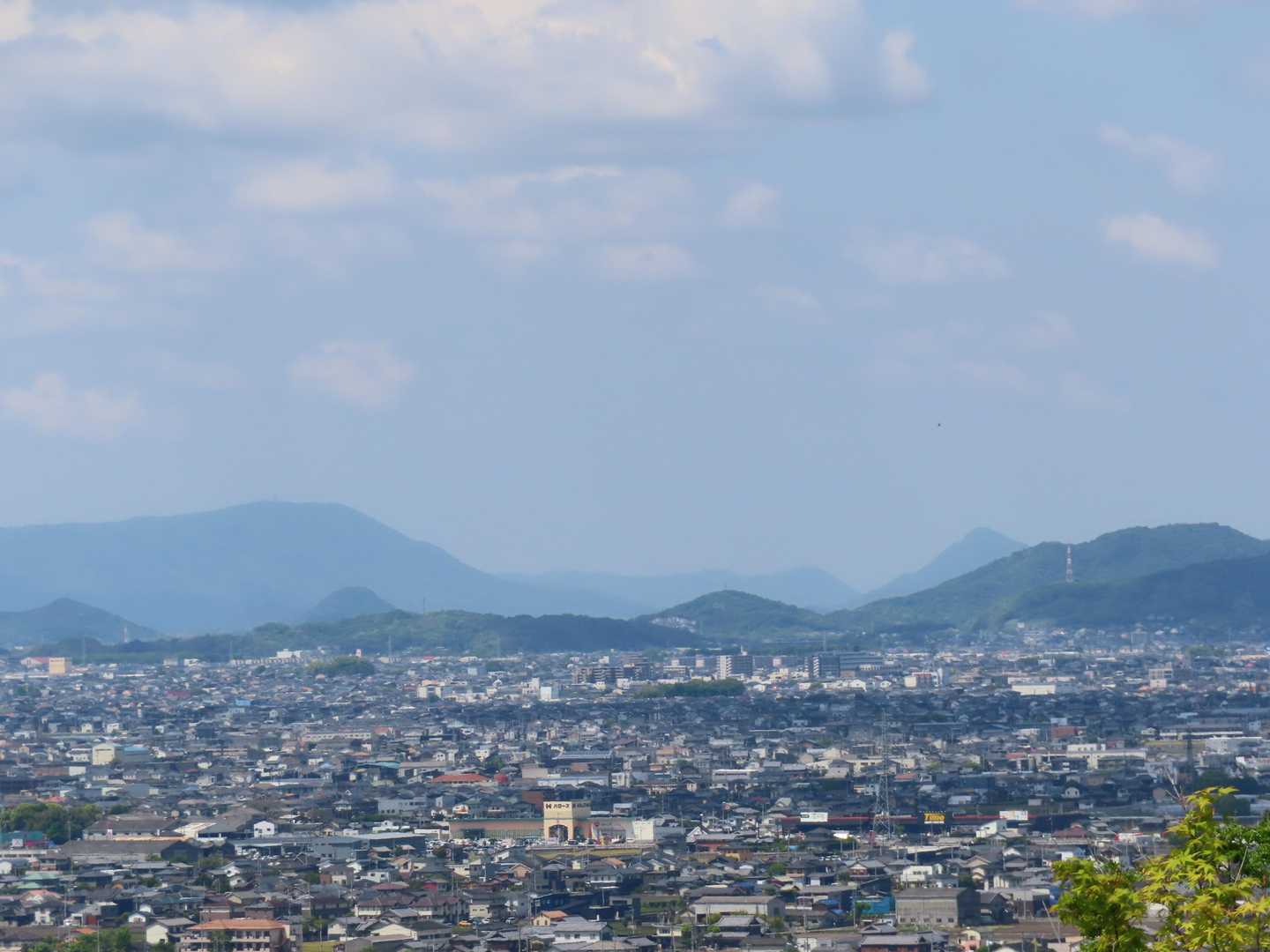 ズーム　大麻山、我拝師山、手前には堤山/綾歌竜王山