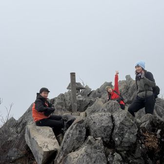 ともちゃん。🍙食べ終わったって🤣
今日も5個持ってきたのかな？
車で1個食べたから、4個？
フルマラソンでは持参しないようにね🤭