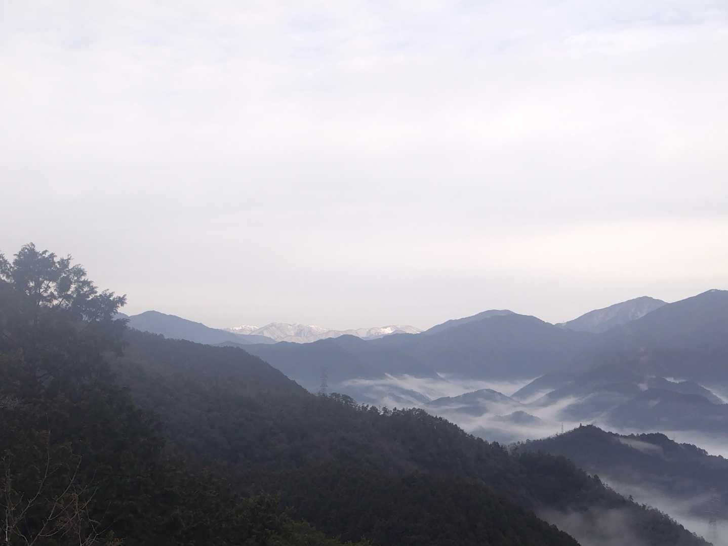 天王山から鉄塔下まで歩いてきました😊
遠くに白い山が見えます。
天気が良かったらすっごく眺めがいい予感✨
