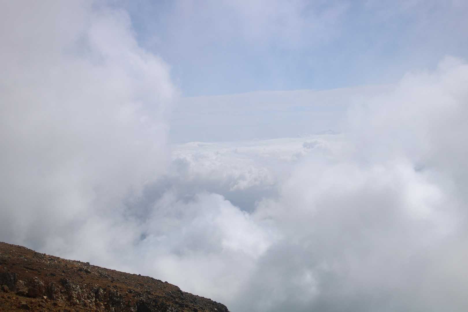 雲の切れ間から見える雲！