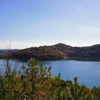 対岸の升田山にズーム。(28mm)