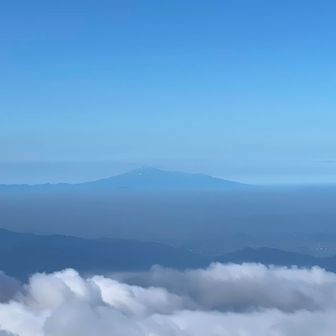 遠くに明日登る鳥海山