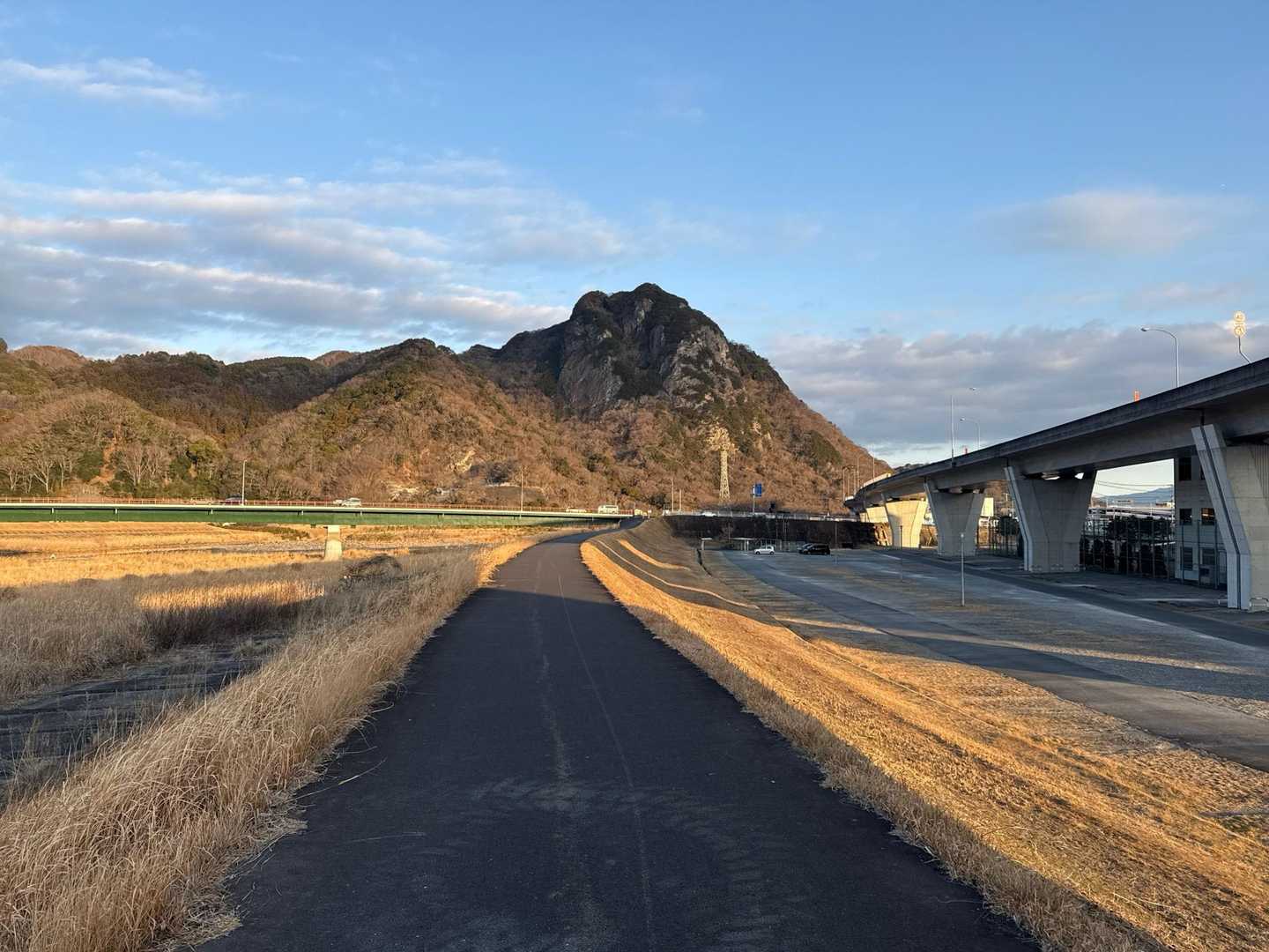 長嶋茂雄ロード②
狩野川沿いを、ランニングしていたそうです。
朝日☀️を浴びて、気持ち良い道です。