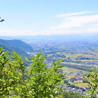 中央・南アルプス方面
この場所の目の前の木が大きくなってきた。後5年もしたらこの景色が見えなくなるかも