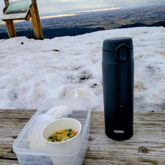 最近購入したサーモス保温水筒♨️
風対策にタッパーを持参✌️