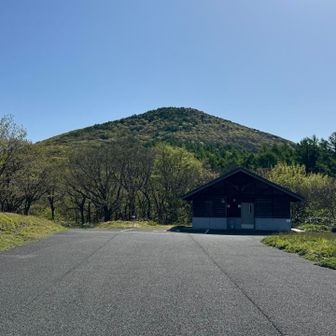 駐車場のトイレと最初に登る岩樋山⛰️
