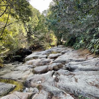 なめどこのように磨かれた川沿いの道　。昔の川底の隆起の跡だそうです。