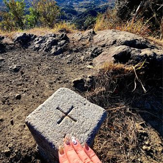 休憩のあとは北峰へ🎶
三角点があったのでタッチ✋✨

このあとは体力に余裕があったので、ぐる～っと伊予ヶ岳を一周しつつ下山しました😊