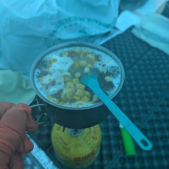 …たかったけど、
お湯を入れすぎて溢れそうな図(笑)
ちゃんと美味しく出来ました、こぼさず🤣