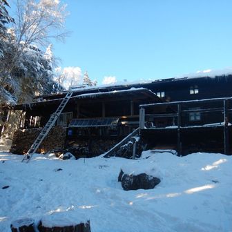 宿泊は高見石小屋にお世話になりました。気温は夜も朝も−12℃。冷え込みもほどほど。