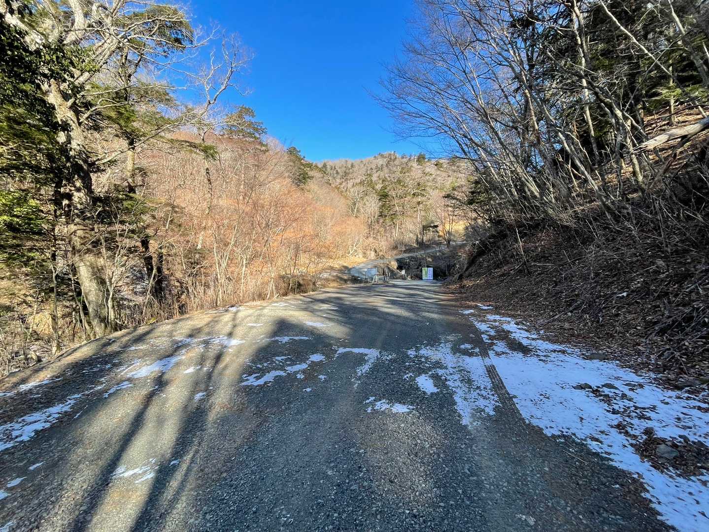 先客の方はここに停められてました🚙
3台〜4台停められるみたい👍
先の看板から一般車通行止め⛔️