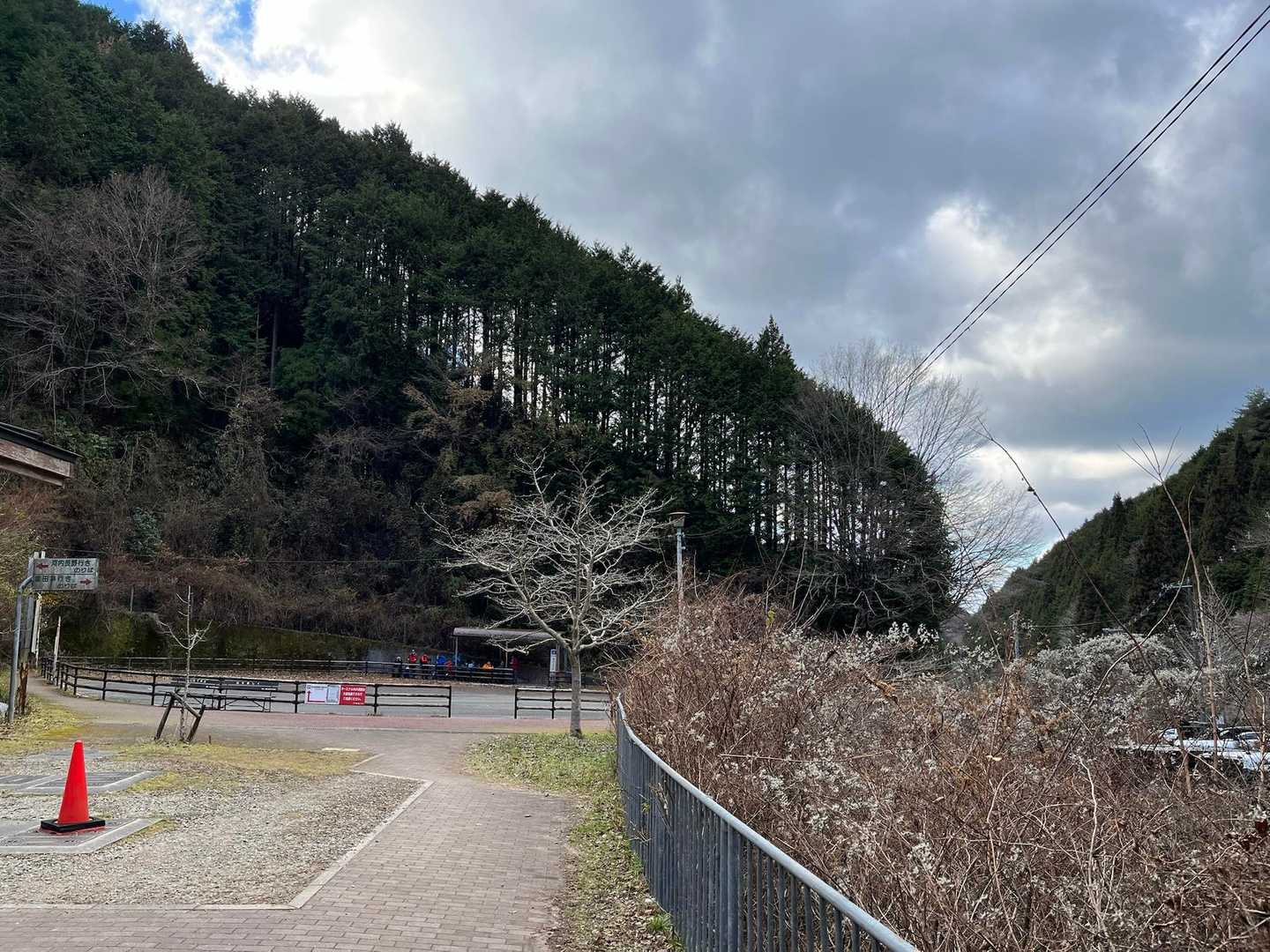 バス停到着🚌
河内長野駅行き南海バスは30分ごとに出ていてありがたい😌
このあと難波経由梅田まで出て、お初天神で一杯160円の🍺で乾杯❗️
楽しい初登りでした😆