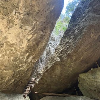 反対側の梯子を通って、下の穴が深くて怖かった😱