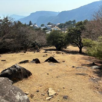 三笠山から直進し、ここを下りました。