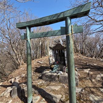 やっと南岳へ
アスレチックなヒデさんルートはWAKWAKヒヤヒヤだけど楽しかったよ