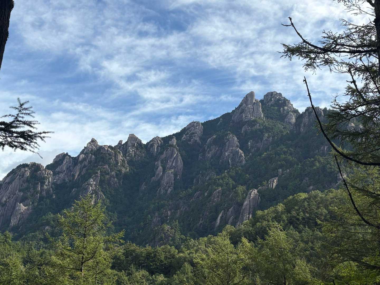 瑞牆山荘コース | 奇岩・巨岩の連続がかき立てる冒険心と、苔むした森が醸す癒しの写真