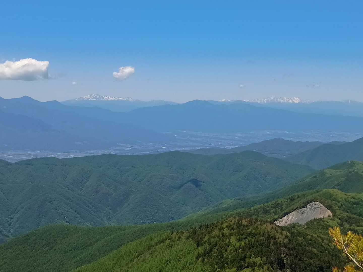 西峰岩峰から御嶽山と乗鞍岳　たぶんね😋