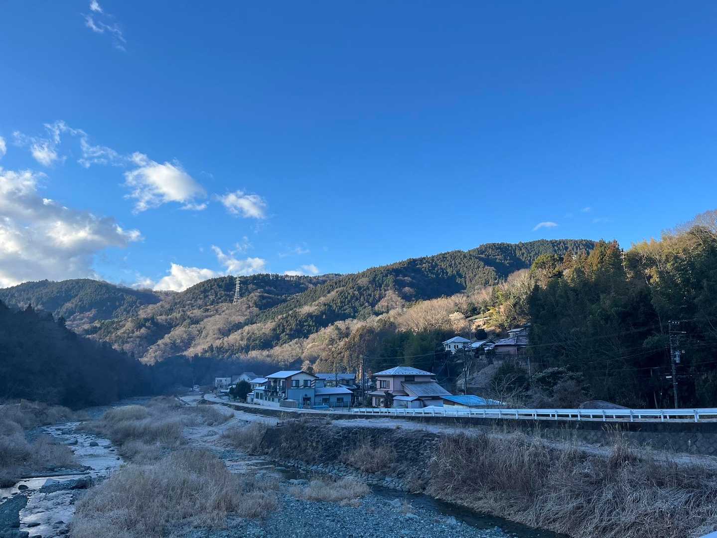 田代向バス停からロードを歩きます。
ココは川沿いの日陰とあって朝の冷え込みが💦💦💦寒かったぁ💦💦