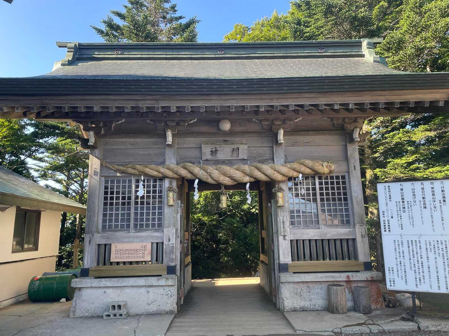 門をくぐって出発です
