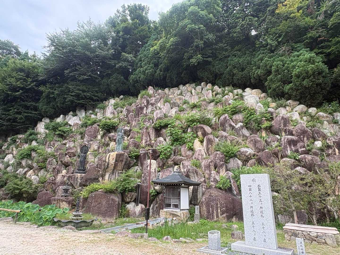 本堂の横にたくさんの石🪨