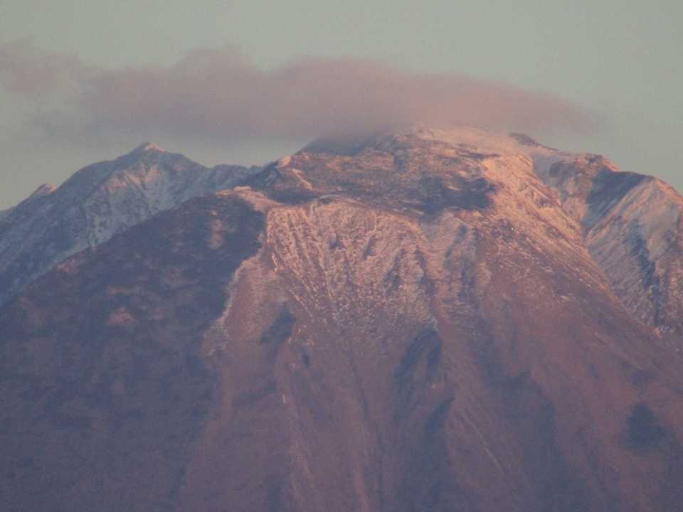 思いっきりズーム
左に剣ヶ峰と天狗ヶ峰が見える