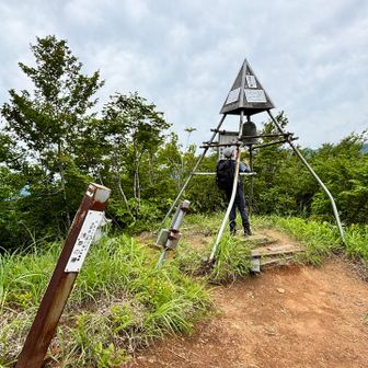 林道との合流点には浅草の鐘🔔がありました。