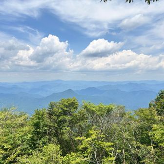 しかしながら周りに見える山々の景色は文句無し👍🏻
少し休憩し次の明神山へ🚶‍♂️