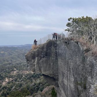 岩が張り出した場所で、皆行列作って記念写真