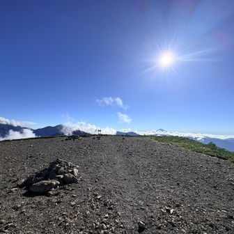 イザルケ岳山頂は
こ〜んなに広い😃

奥に、小さく富士山見えます🗻✨