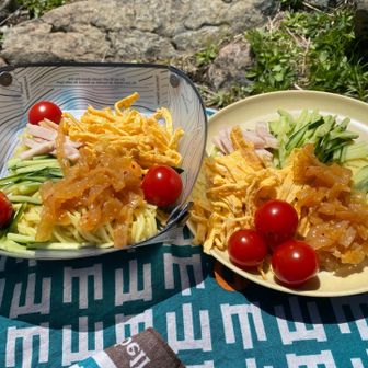 スペシャルな昼食😋
相方特性の冷やし中華✨✨
山頂で食べると平地の3倍くらい美味しい