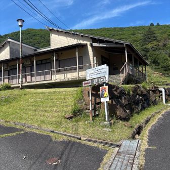 ここ左折して登山口へ。