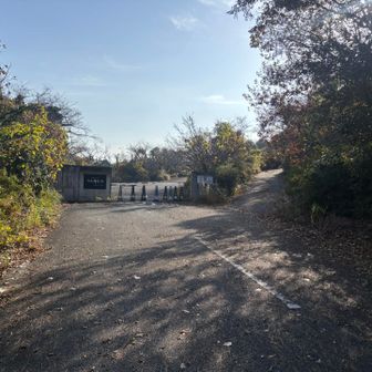 旅館湧水千石の郷という施設があるようですが、今もやってるのかは謎。手前の右側にある道から進みます。