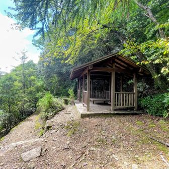 桜茶屋跡休憩所
ここから下り道