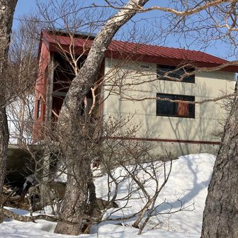 なんだかアイゼンが外れなくて笑、小屋の中には入らずおります😇
銀名水小屋の空気感好きです！またくるね🛖