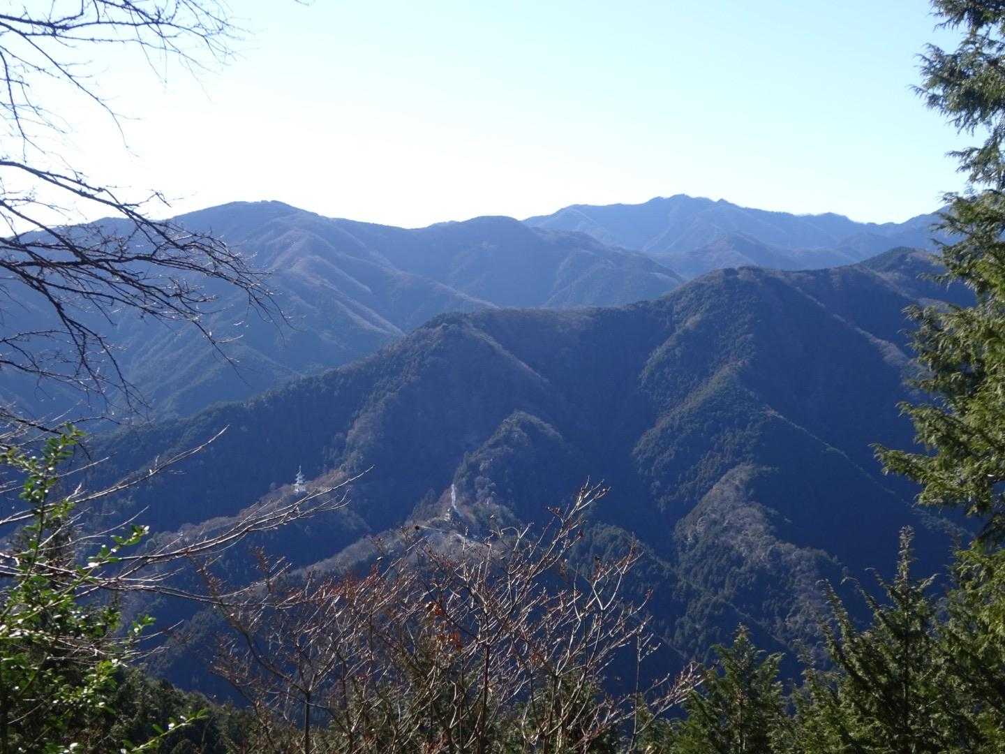 どこかな？山々
よく見ると白い観音様と塔が見えるかも。
鳥居観音かしら？