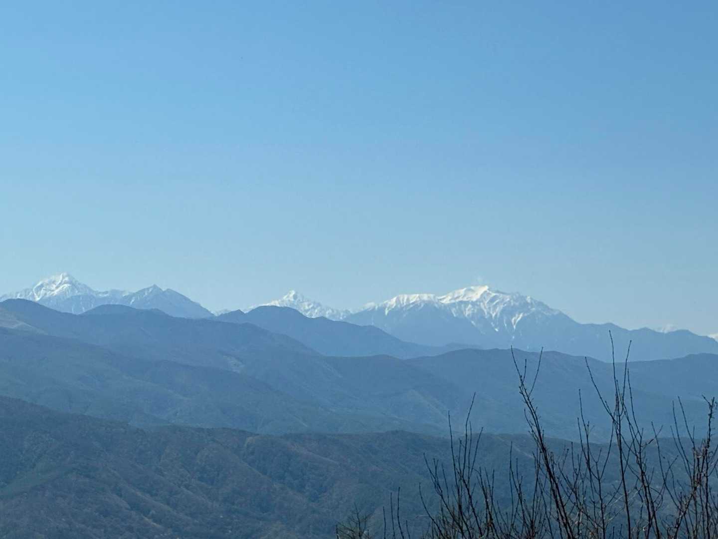 南アルプス、山梨側からは隠れている仙丈ヶ岳や北岳がよく見える🏔️